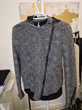 Lululemon size 8
